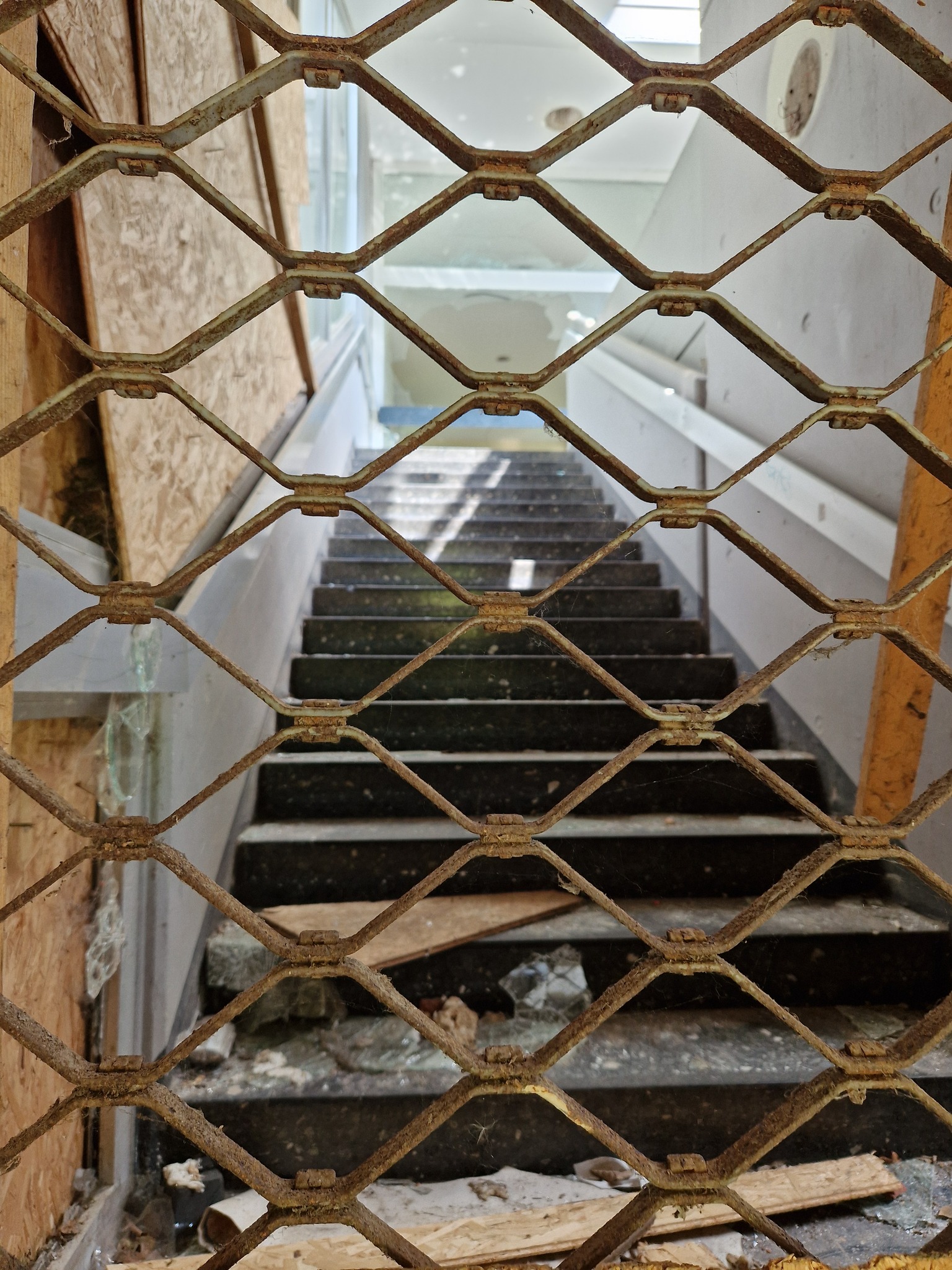 Verlassene Treppe im Schulgebäude der ehemaligen GHS, die nur noch entfernt an den Schulalltag erinnert.